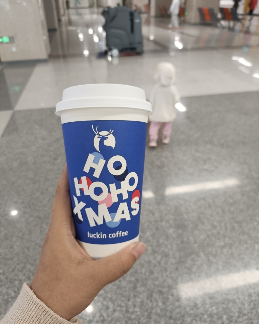 今天早上不知道为什么特别想喝咖啡，于是找了家附近最近的一个地