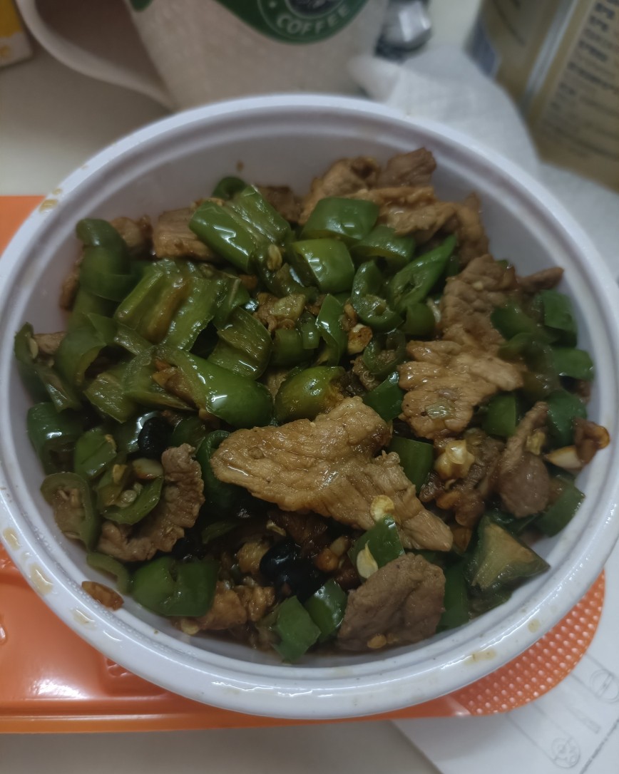 今天早上不知道为什么特别想喝咖啡，于是找了家附近最近的一个地