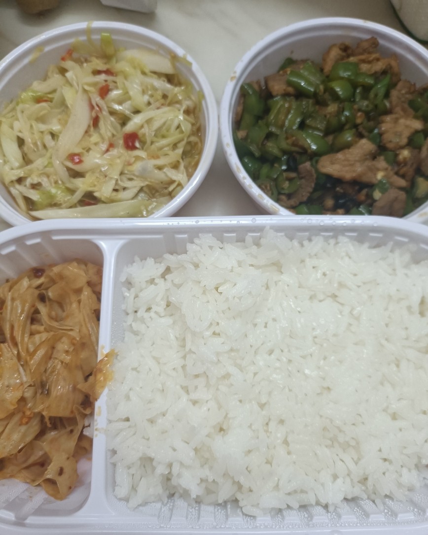 今天早上不知道为什么特别想喝咖啡，于是找了家附近最近的一个地