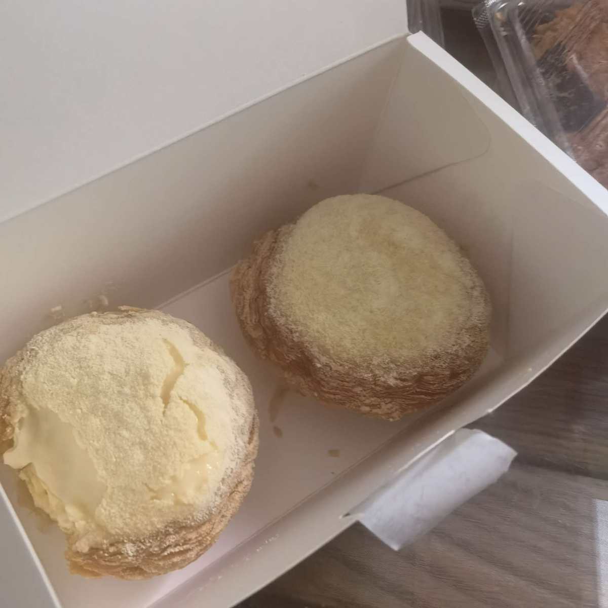 鲍师傅真好吃，但是偏甜 这个店里面的蛋挞，肉松小贝，都是热销