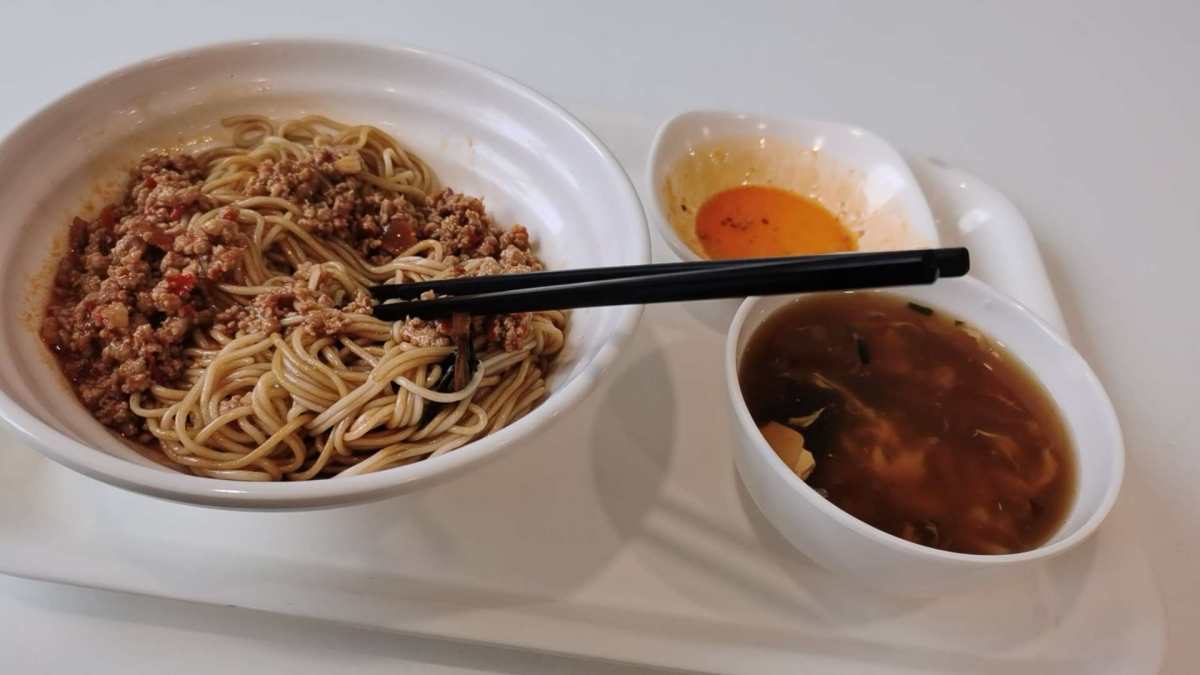 天气一冷就想吃面食，看到食堂今天的葱油拌面加旁边的肉糜浇头，