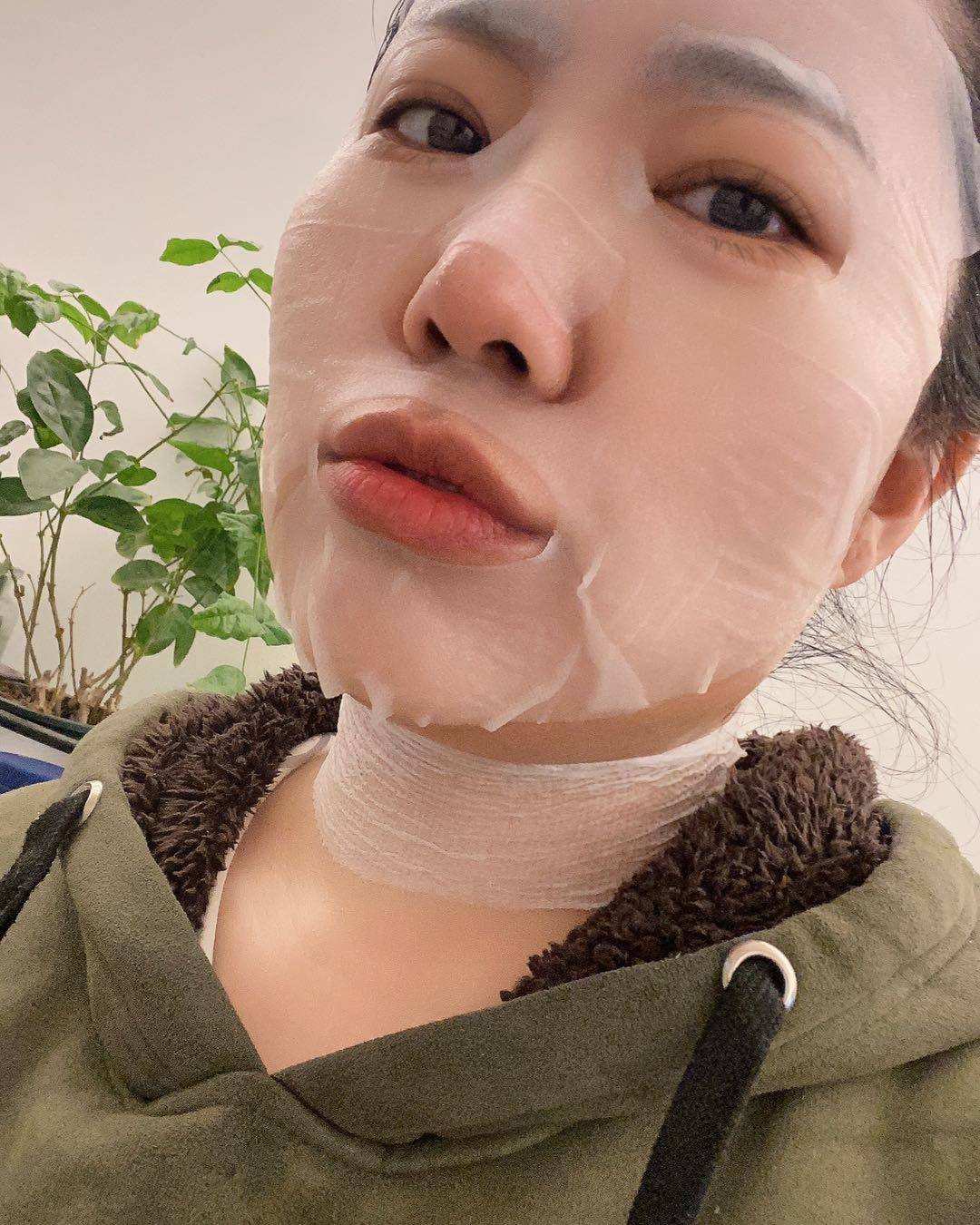 今天做的依然是保湿面膜是堂的白桦水润盈亮精华面膜就主打的就还