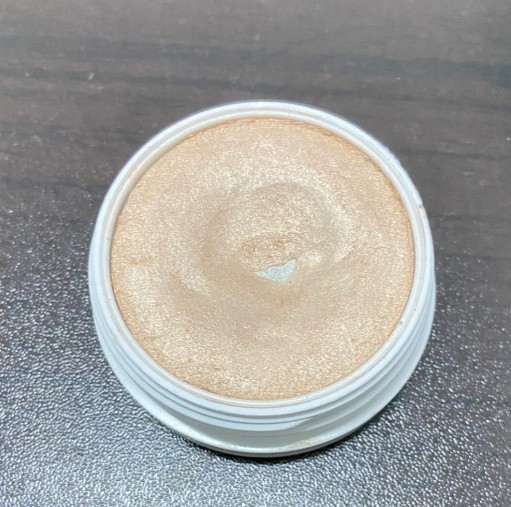 2年前买的colourpop高光，我还在用，以前的colou