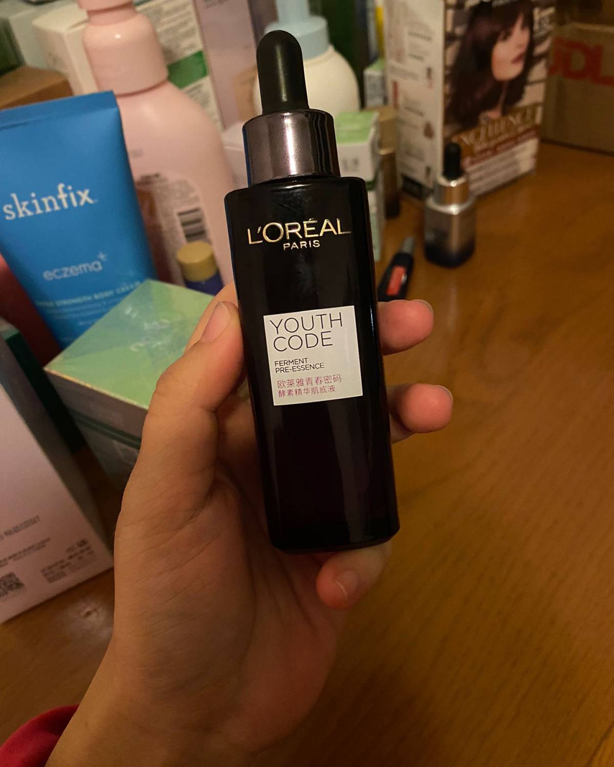 欧莱雅青春密码酵素精华肌底液就是传说中的黑精华，兰蔻小黑瓶的