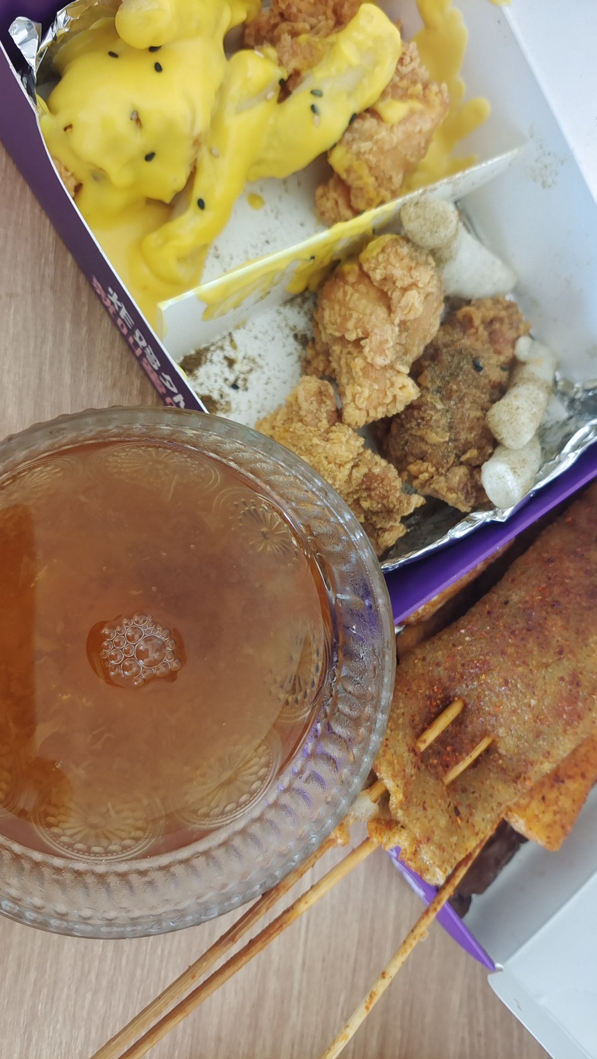 今天下午茶是热量高高，幸福感满满的炸鸡和烤串，炸鸡双拼，蜂蜜