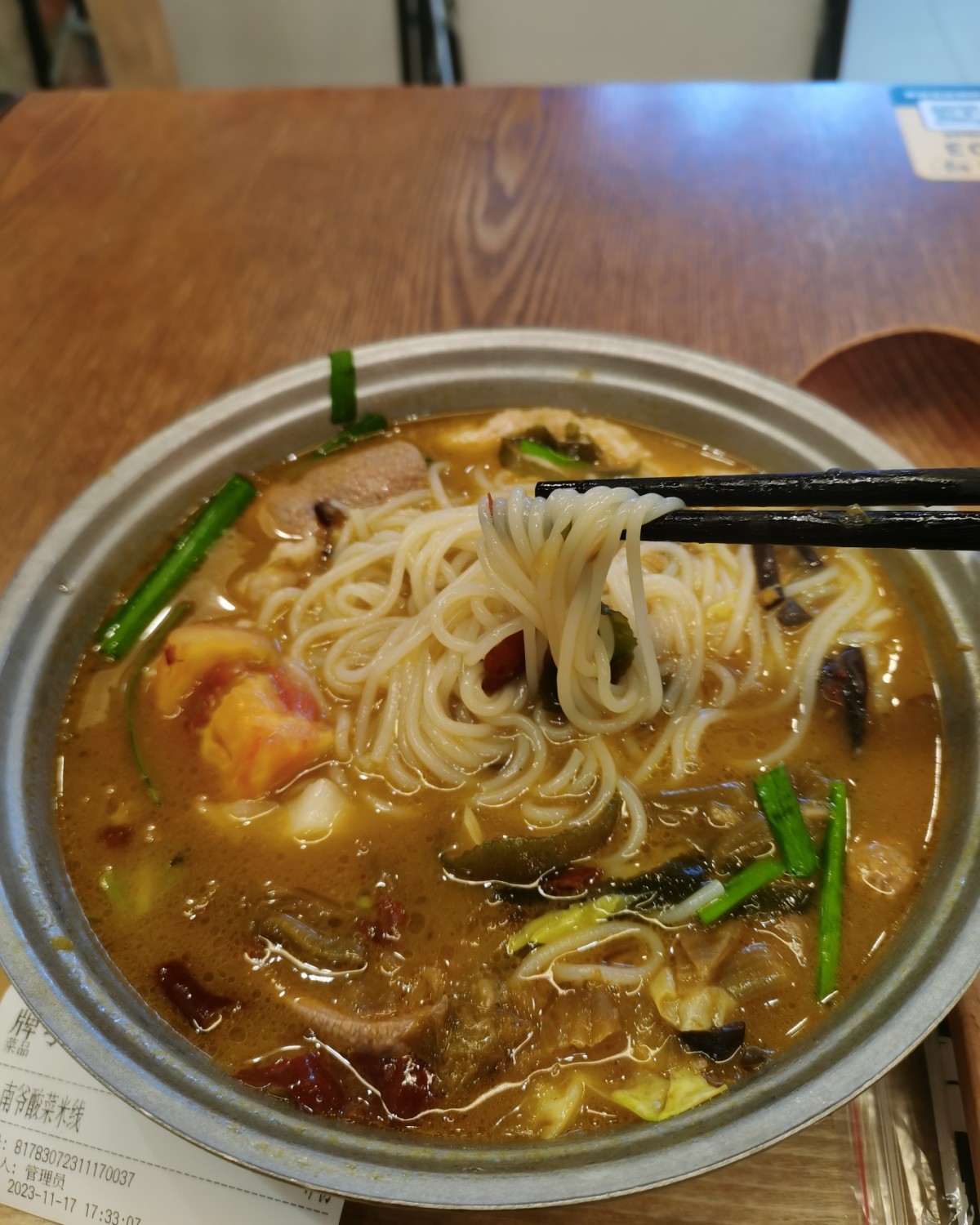 一直怀念重庆的酸菜米线，可以上海这边很少有正宗的重庆细米线，