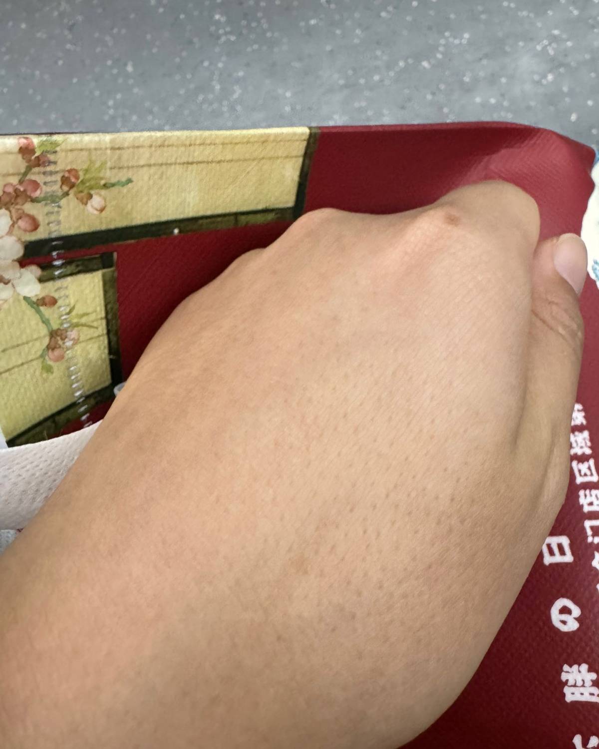之前的帖子有提到过突发奇想给手上涂资生堂黑腰子，过了两三周手