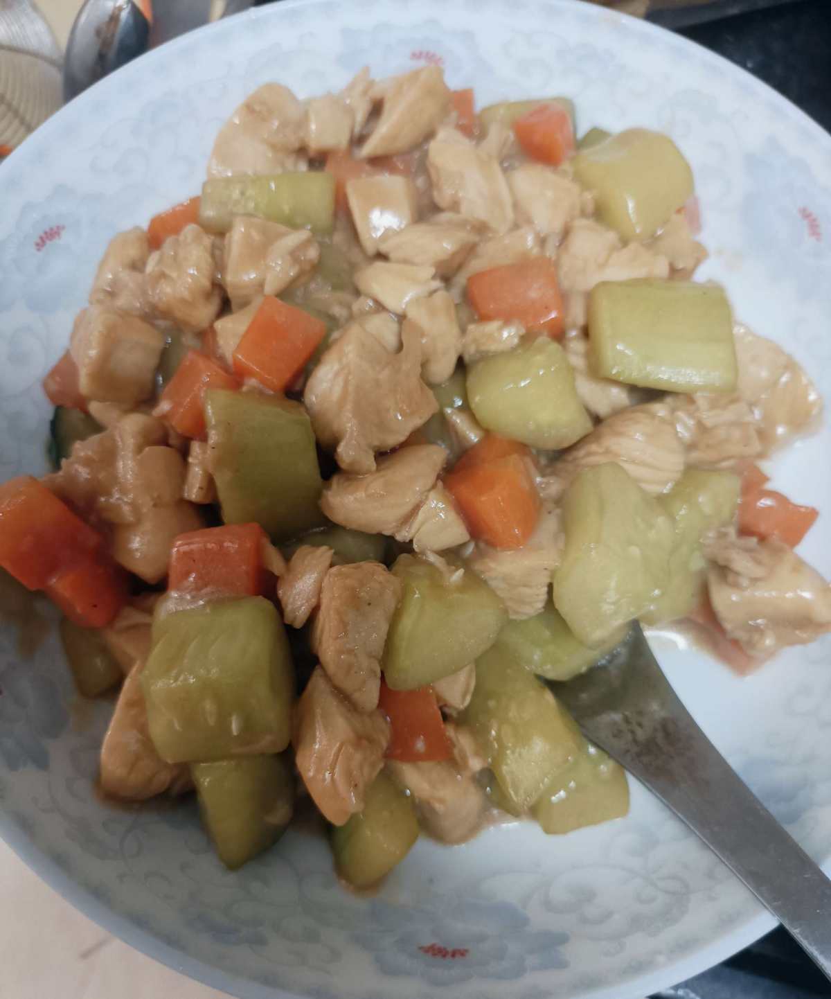 自己做饭其实最麻烦就是备菜，炒菜是很快的，备菜还是很需要时间