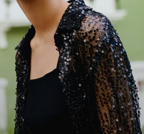 Maje US以蕾丝装饰、皱摺设计、流苏珠饰及洋装式罩衫混搭