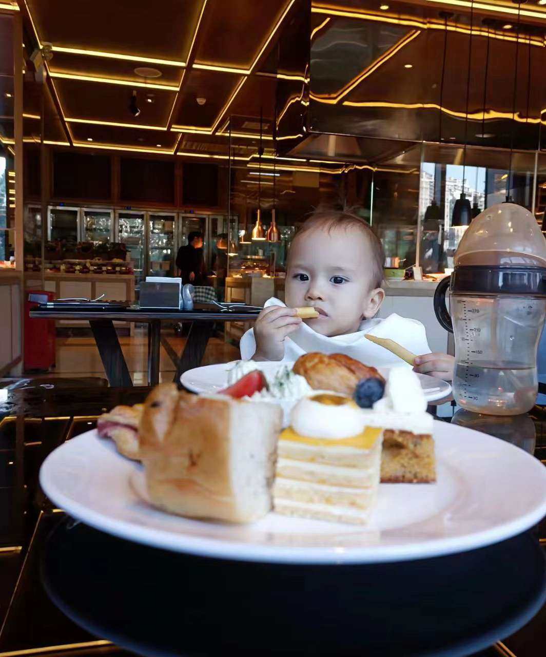 前两个月就想去希尔顿酒店庆祝我跟我老公的生日的，但是每个月都