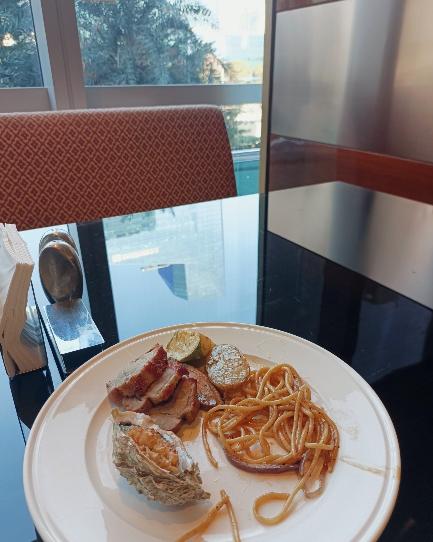 前两个月就想去希尔顿酒店庆祝我跟我老公的生日的，但是每个月都