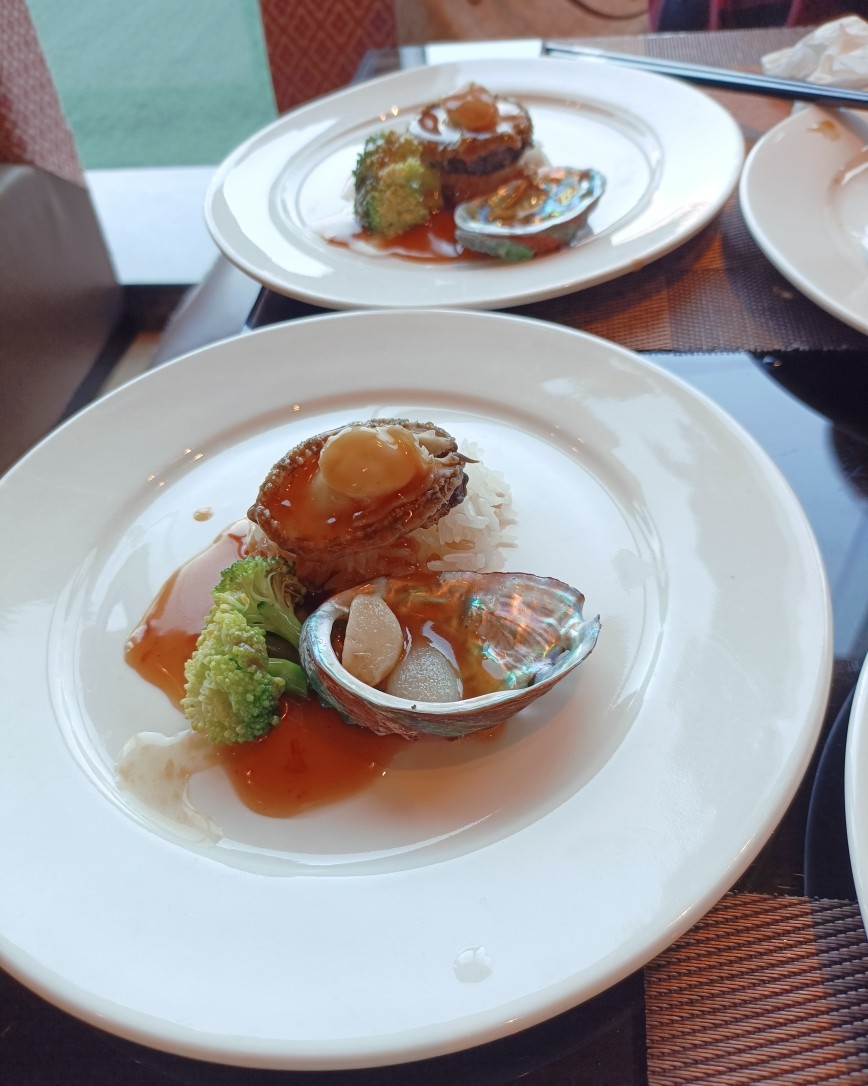 前两个月就想去希尔顿酒店庆祝我跟我老公的生日的，但是每个月都