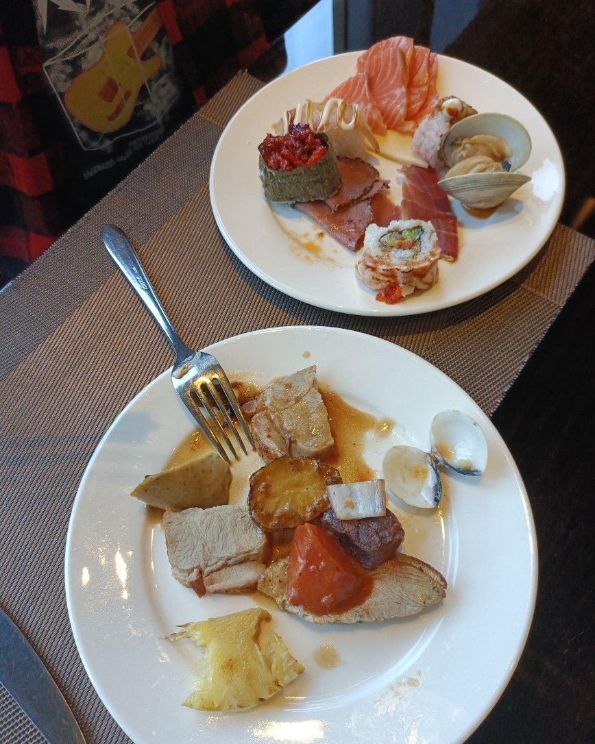 前两个月就想去希尔顿酒店庆祝我跟我老公的生日的，但是每个月都