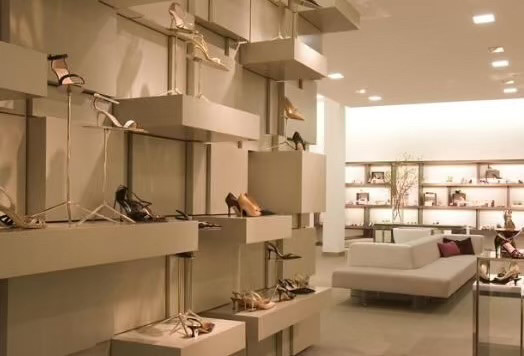 SaksFifthAvenue是一家旗舰店坐落于纽约第五大道
