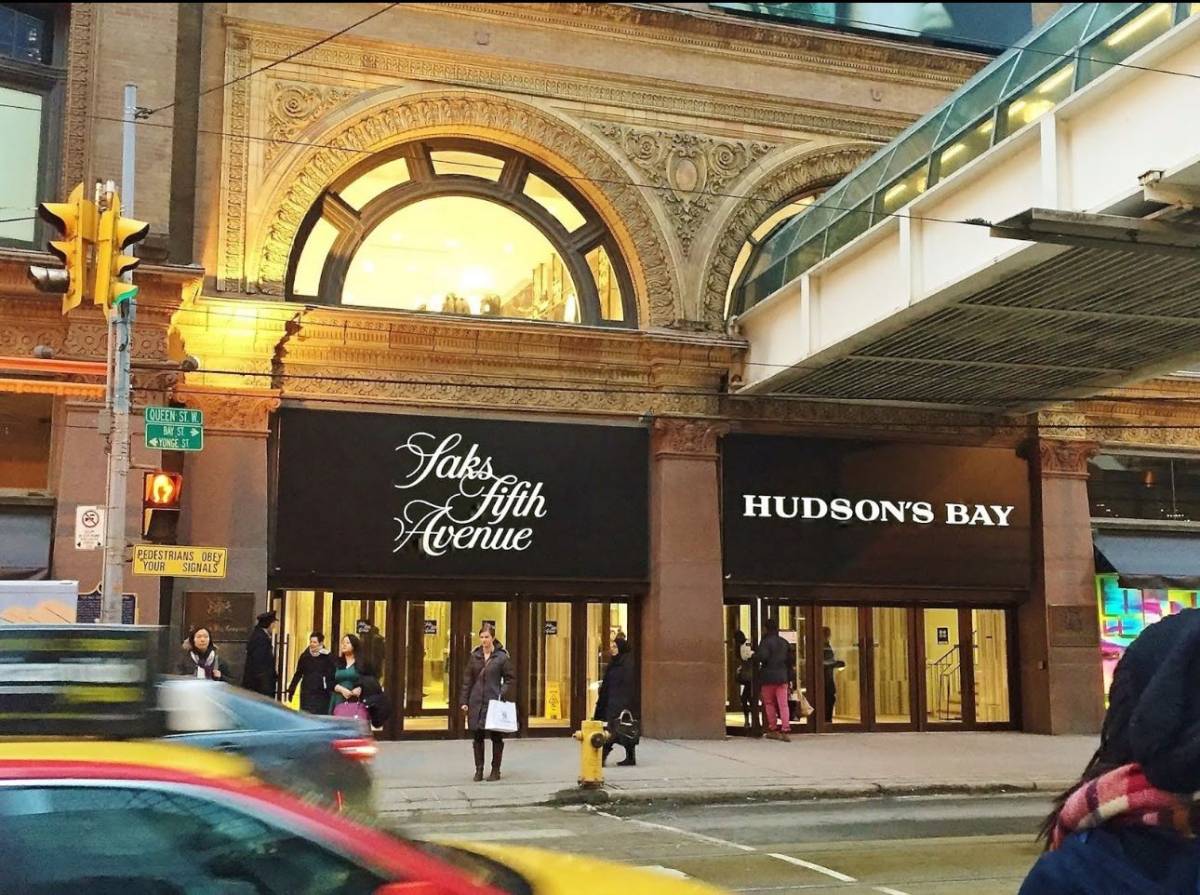 SaksFifthAvenue是一家旗舰店坐落于纽约第五大道
