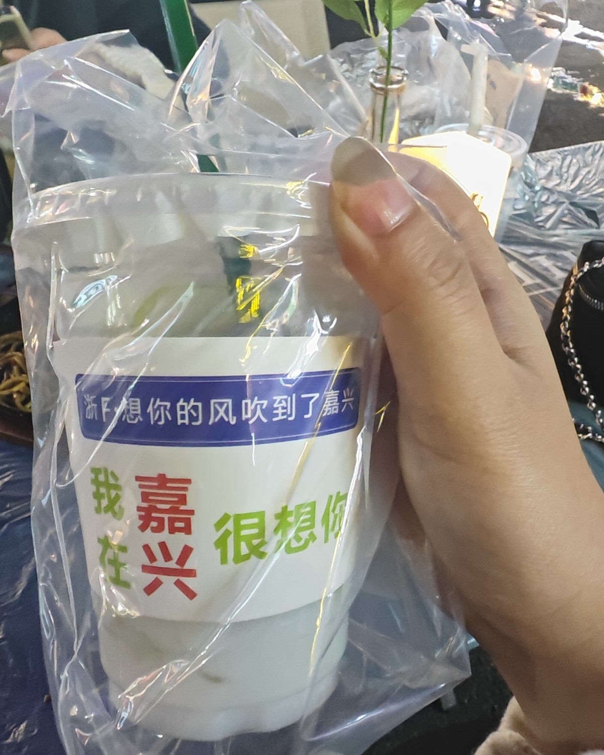 难得的悠闲时光，逛到了万达的也是，路边牛排吃的人挺多，也去凑