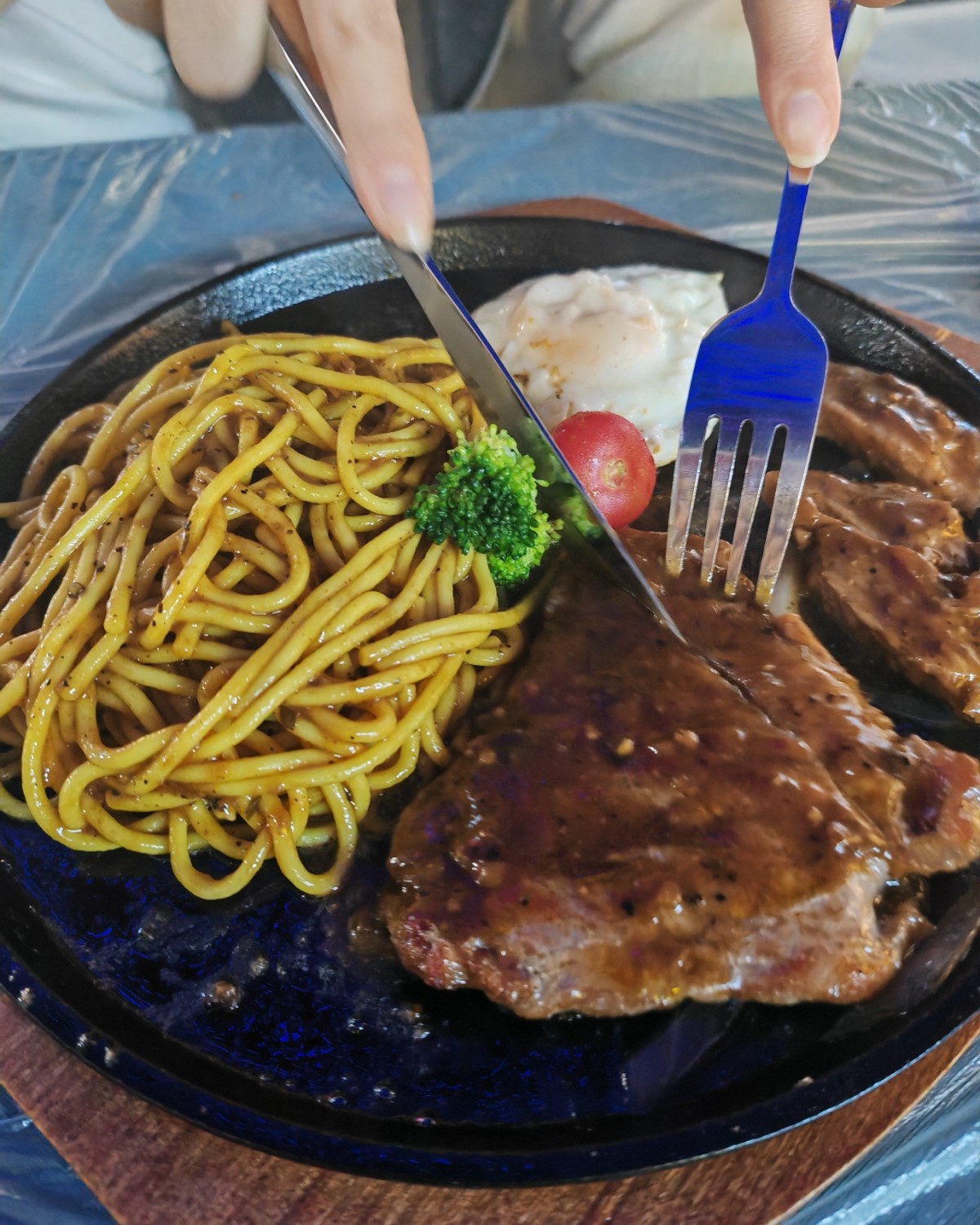 难得的悠闲时光，逛到了万达的也是，路边牛排吃的人挺多，也去凑