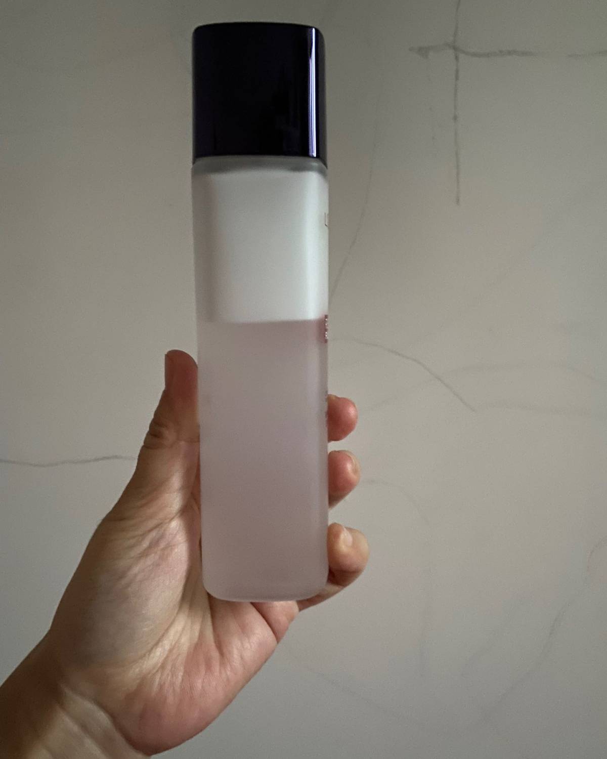 欧莱雅奶盖水，全名欧莱雅复颜玻尿酸水光充盈双重焕亮精华水，是