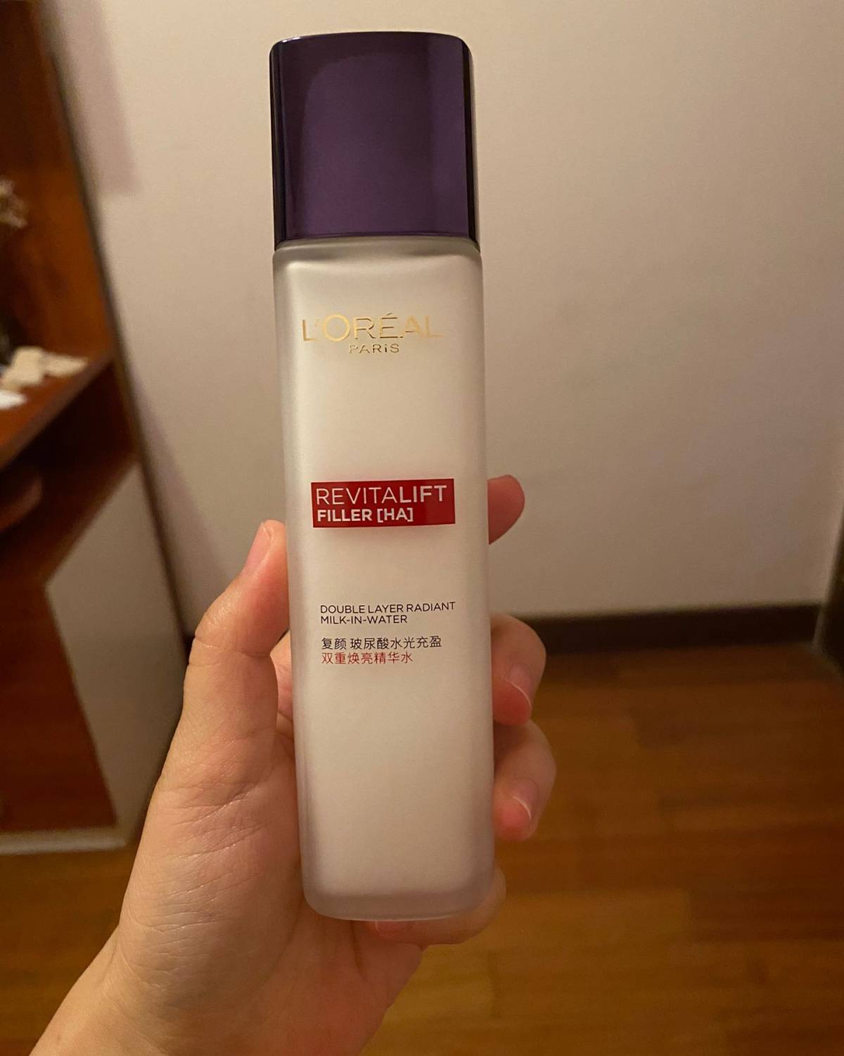 欧莱雅奶盖水，全名欧莱雅复颜玻尿酸水光充盈双重焕亮精华水，是