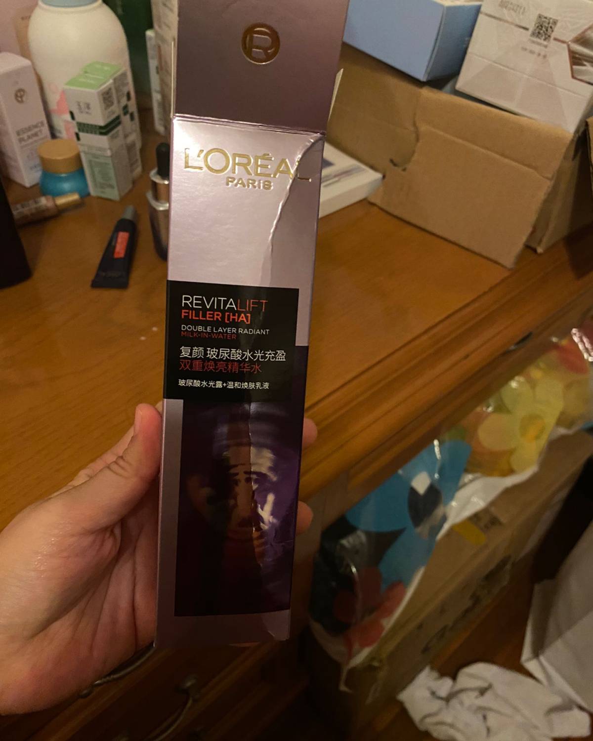 欧莱雅奶盖水，全名欧莱雅复颜玻尿酸水光充盈双重焕亮精华水，是