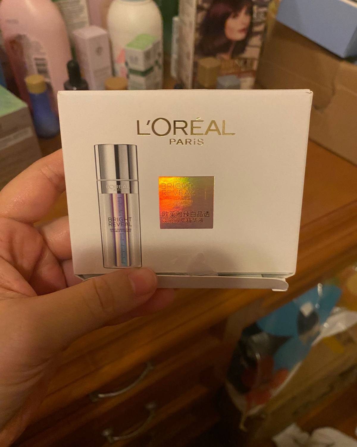 欧莱雅注白瓶臻白晶透双萃精华是一款高效的精华产品，其独特的双