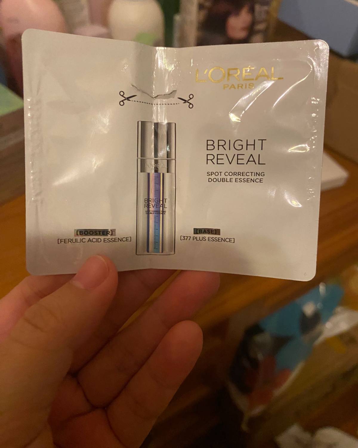 欧莱雅注白瓶臻白晶透双萃精华是一款高效的精华产品，其独特的双
