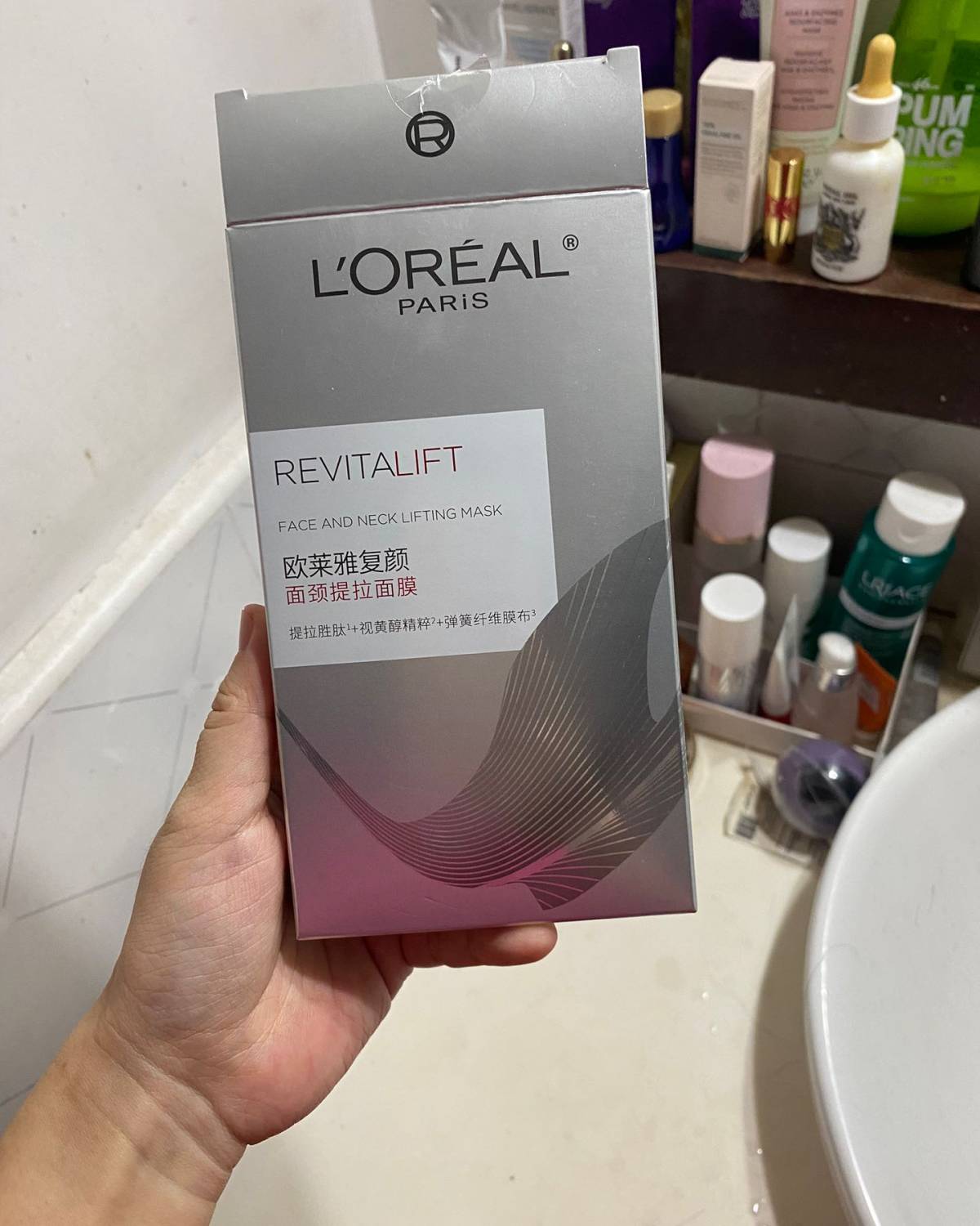 欧莱雅复颜面颈提拉面膜是一款针对肌肤松弛、皱纹等问题的护肤产