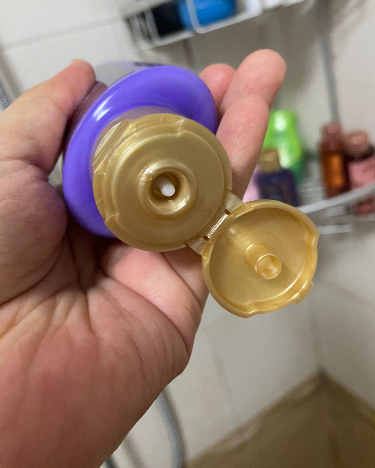 欧莱雅玻尿酸水光润发乳，其实就是护发素，评价普遍较好。这款护