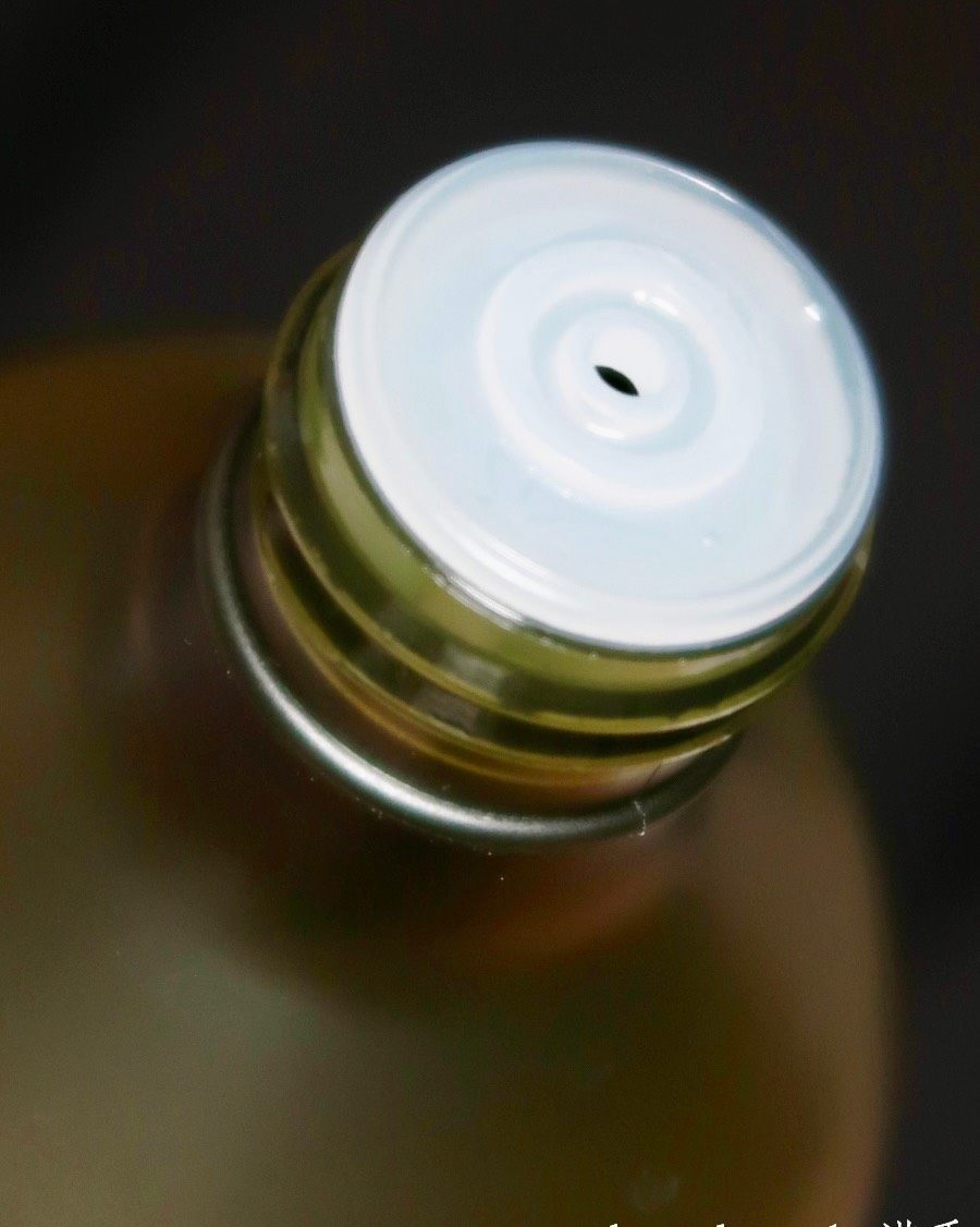 质地没有自来水那么清爽 稍微带了一点保湿感 在水膜纸上堪堪挂