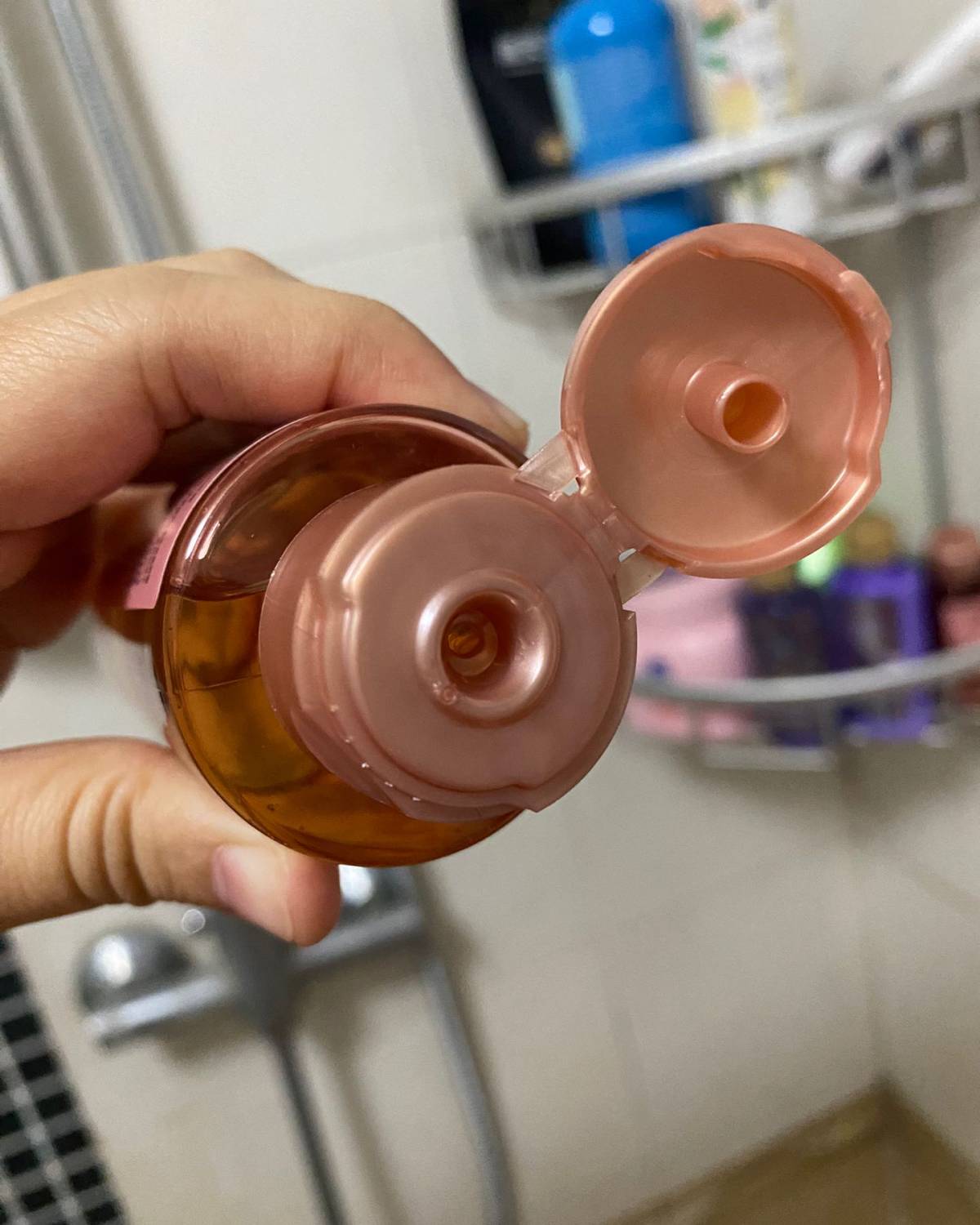 巴黎欧莱雅强韧丰盈洗发露是欧莱雅集团旗下的一款热门洗发产品。
