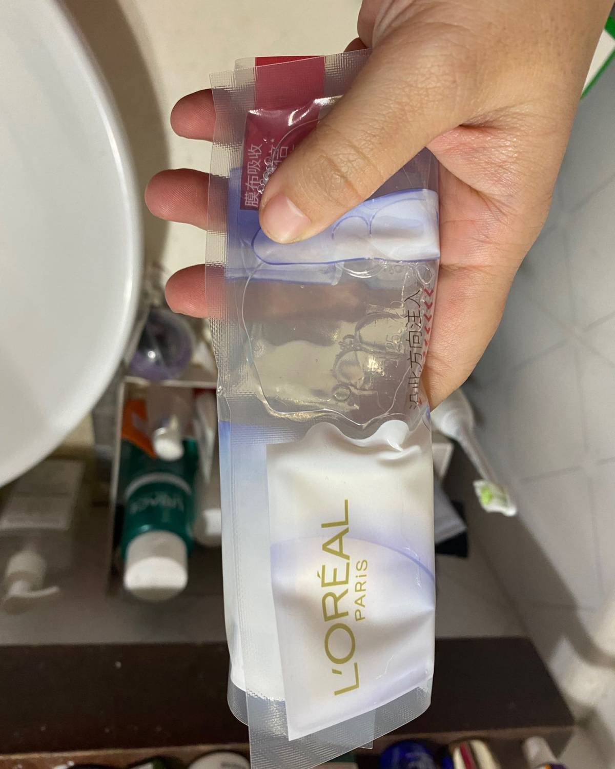 欧莱雅复颜玻尿酸水光充盈安瓶鲜注精华面膜名字实在太长了，一般