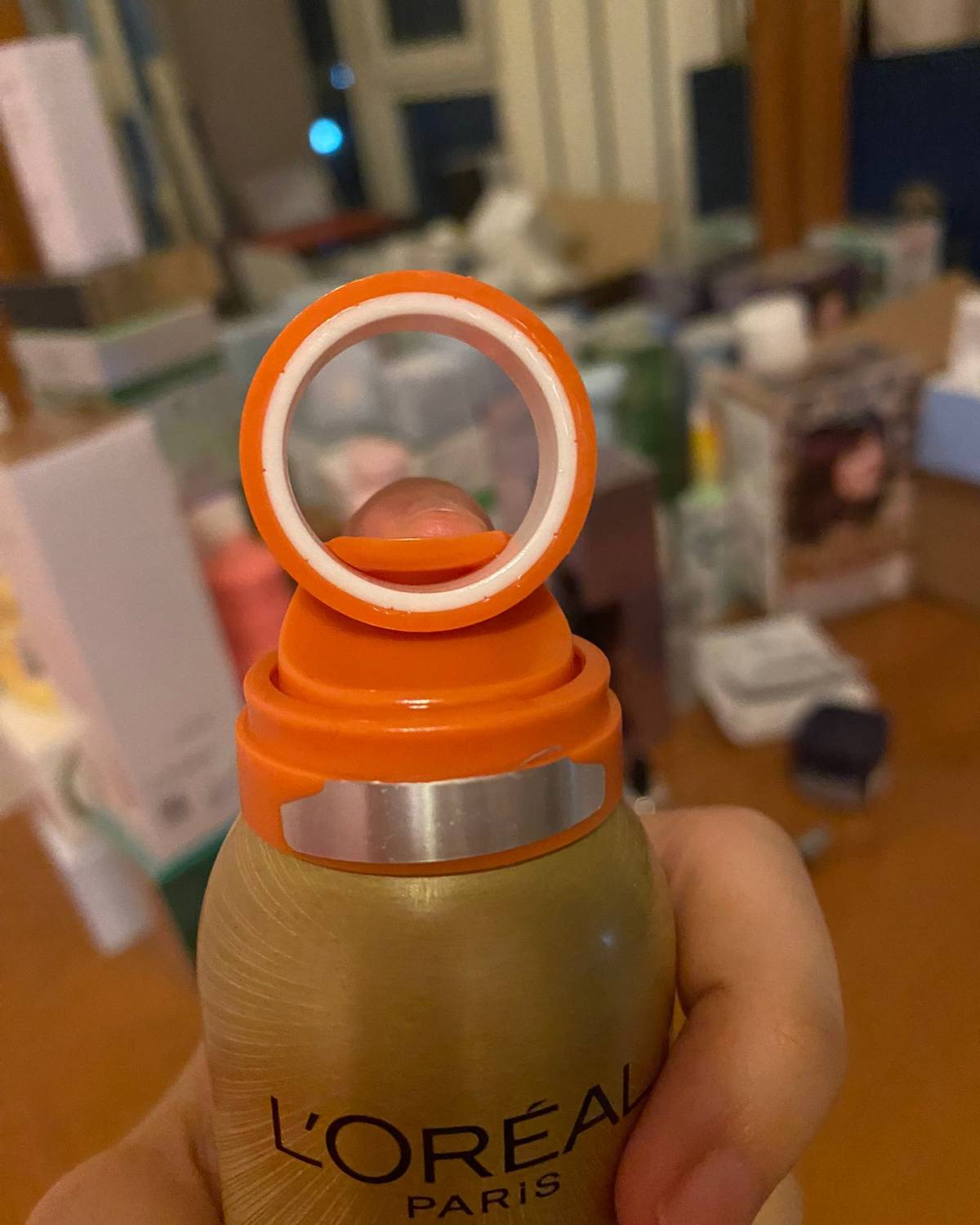 欧莱雅多重防护城市水活隔离喷雾是一款专为城市生活设计的产品。