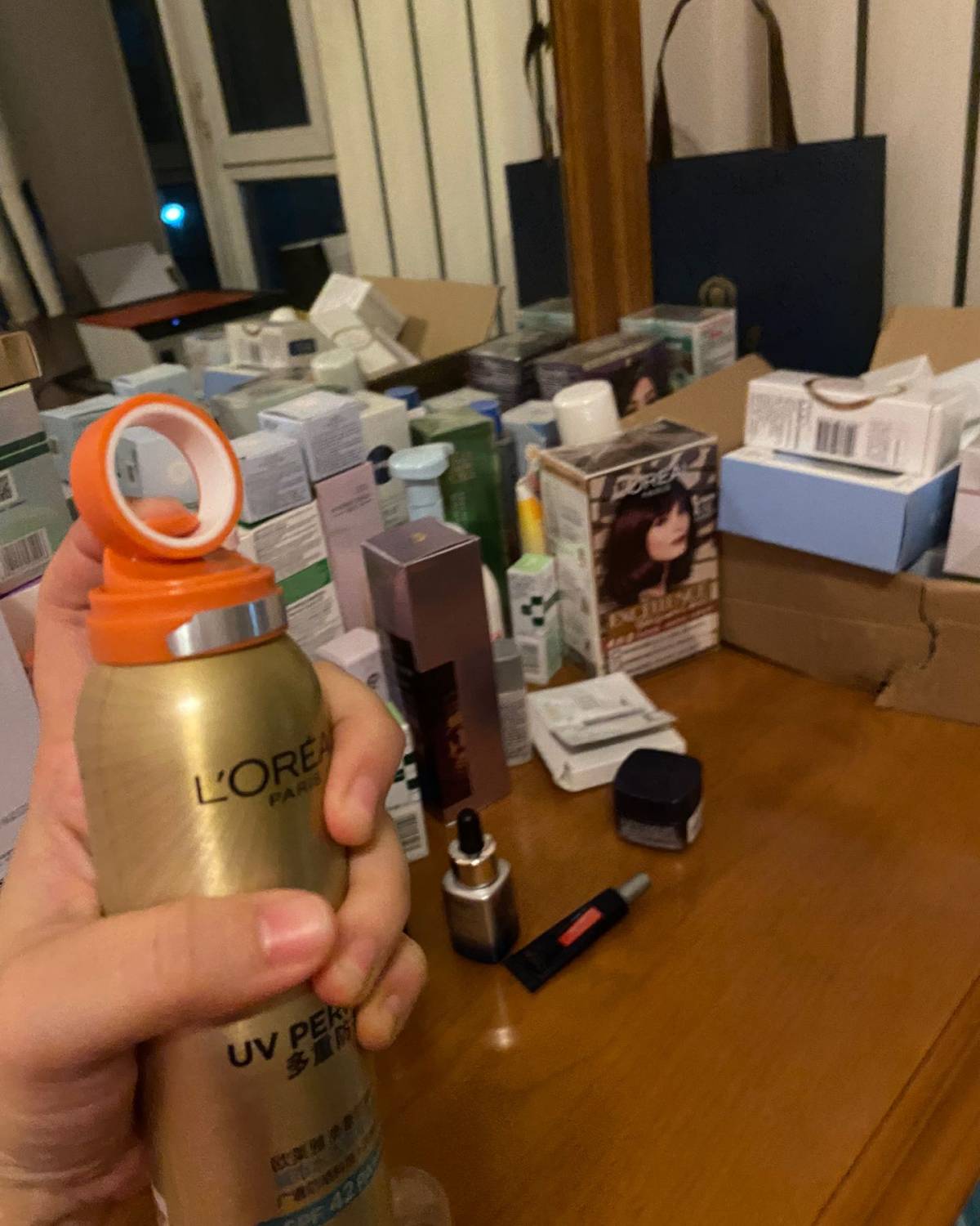 欧莱雅多重防护城市水活隔离喷雾是一款专为城市生活设计的产品。