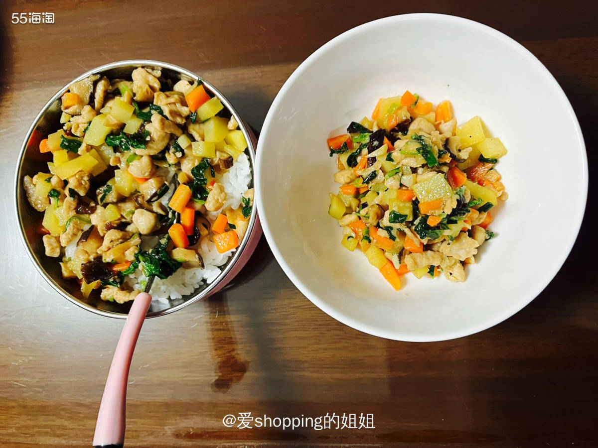 这是娃娃昨天的晚饭~中午烧鸡切了点鸡腿肉下来，跟胡萝卜、土豆
