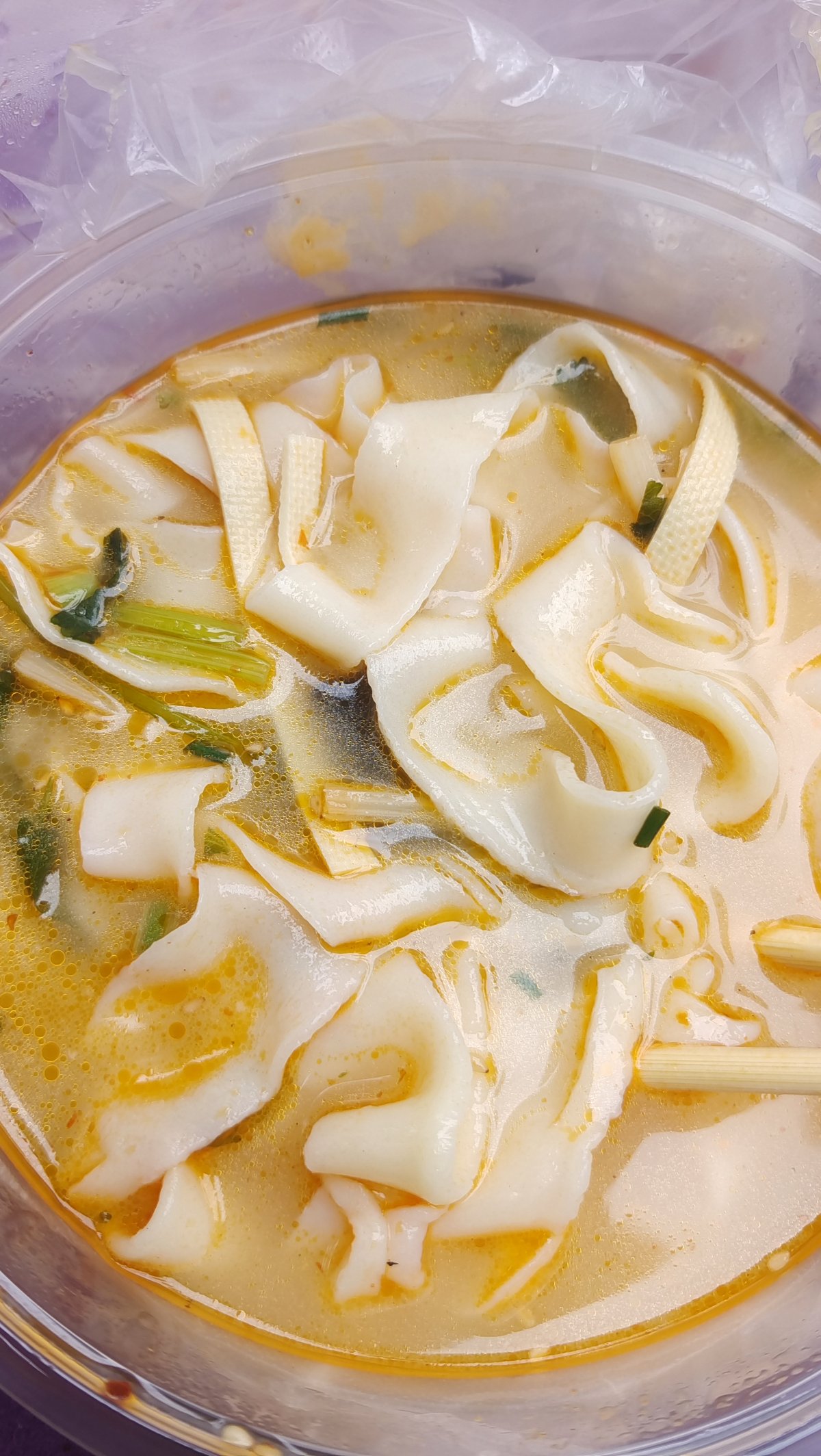 今天和朋友在附近逛逛，她说这家面特别好吃，打包回家吃的，汤头