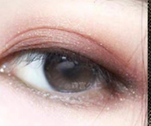 说起卡拉泡泡的土豆泥眼影就太有名了，大家一定会入手的就是DG