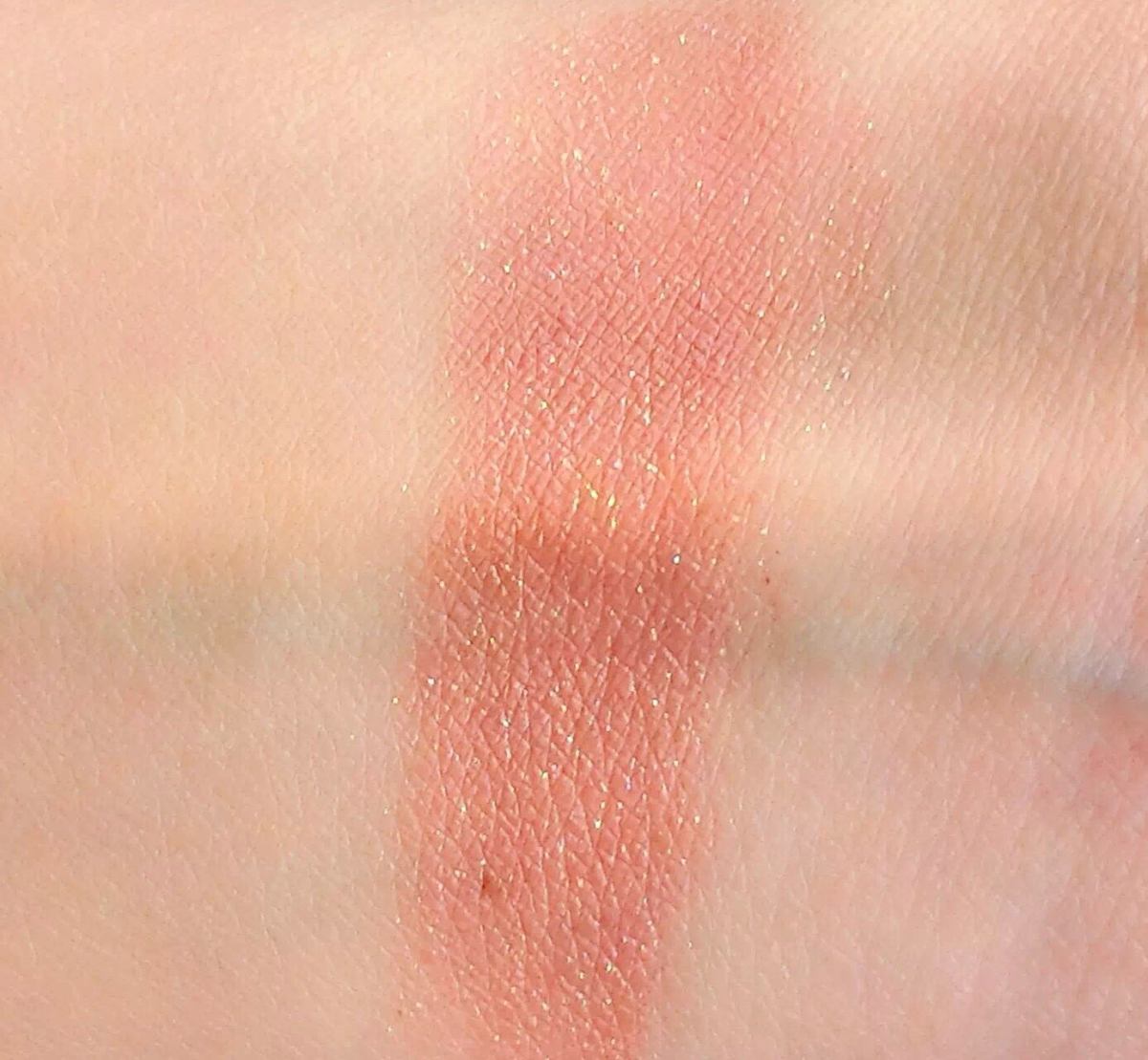 说起卡拉泡泡的土豆泥眼影就太有名了，大家一定会入手的就是DG