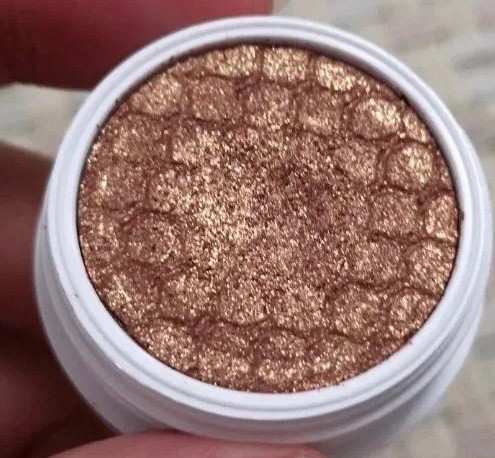 说起卡拉泡泡的土豆泥眼影就太有名了，大家一定会入手的就是DG