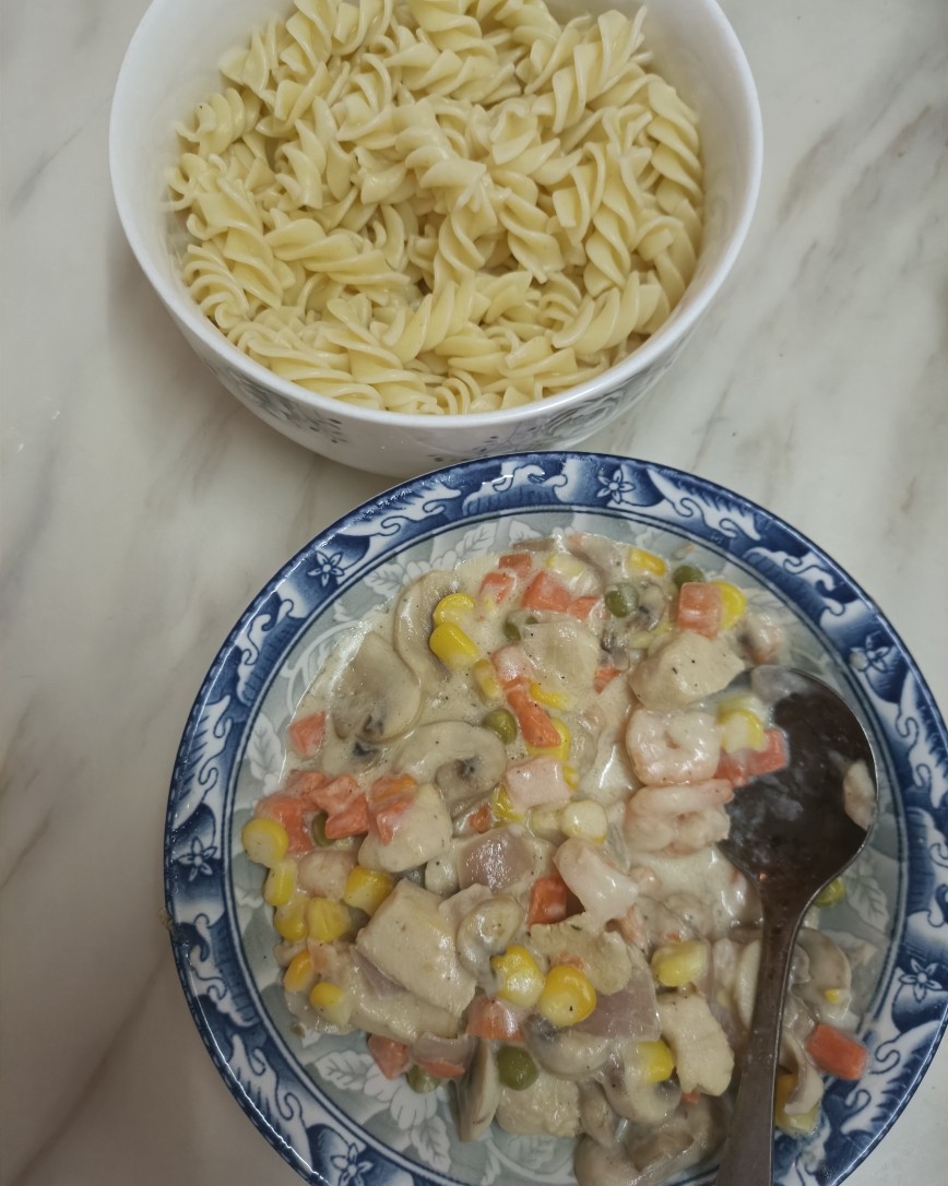 早早的买了菜就准备今天做个营养丰富，大人小孩都爱吃的东西！ 