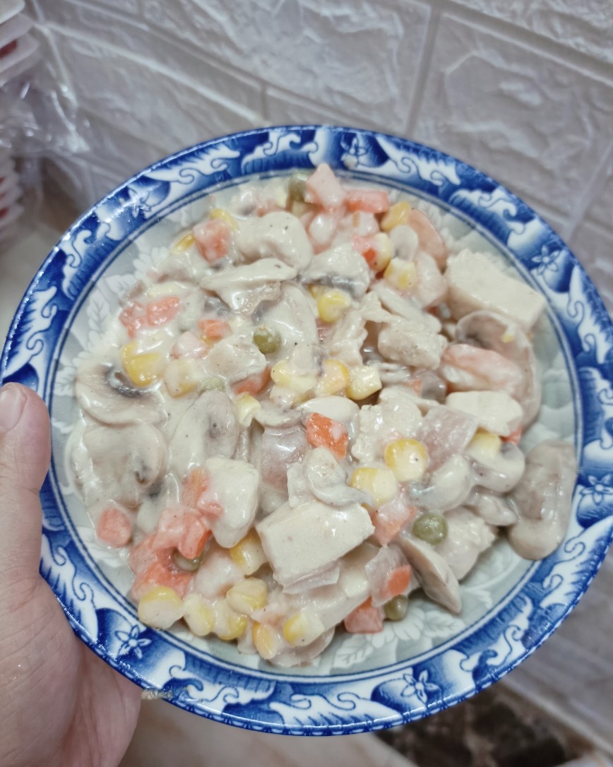 早早的买了菜就准备今天做个营养丰富，大人小孩都爱吃的东西！ 