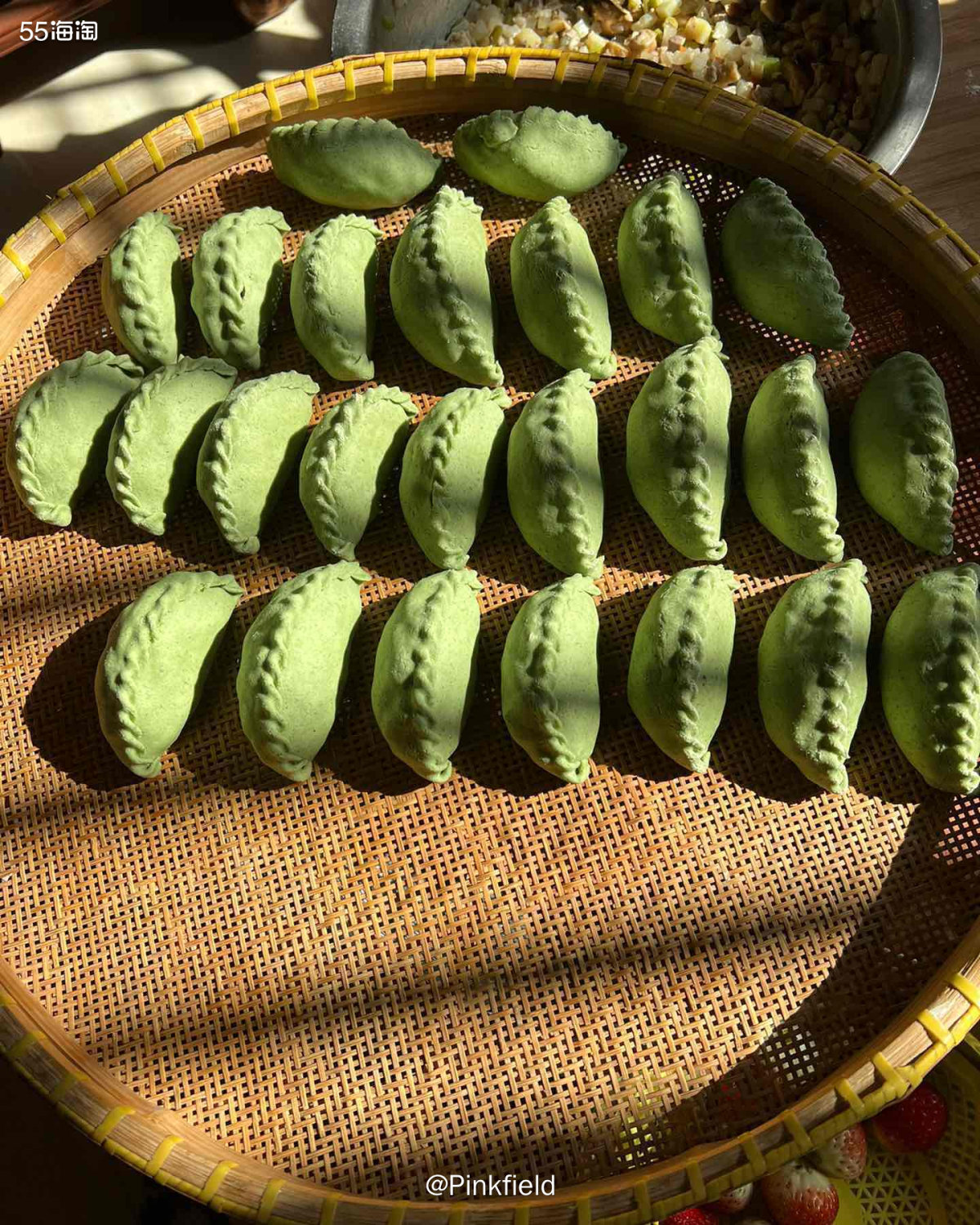 最近在家里，婆婆做了好多好吃的😋，前几天做了清明饺，白萝卜