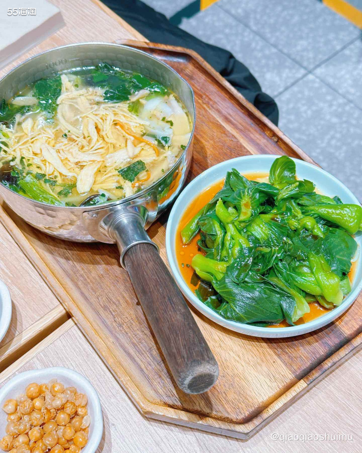 又是跟父母约饭的中午。 其实我们约饭主要是为了聊聊天，爸妈把