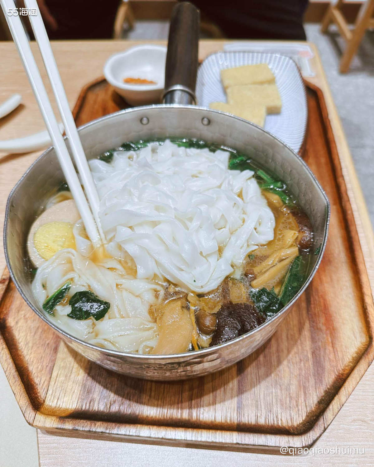 又是跟父母约饭的中午。 其实我们约饭主要是为了聊聊天，爸妈把