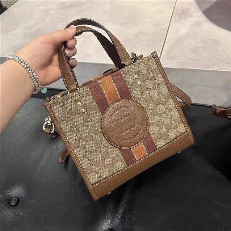 黑五在Coach奥莱官网买了个托特包，这两天刚在转运公司出库