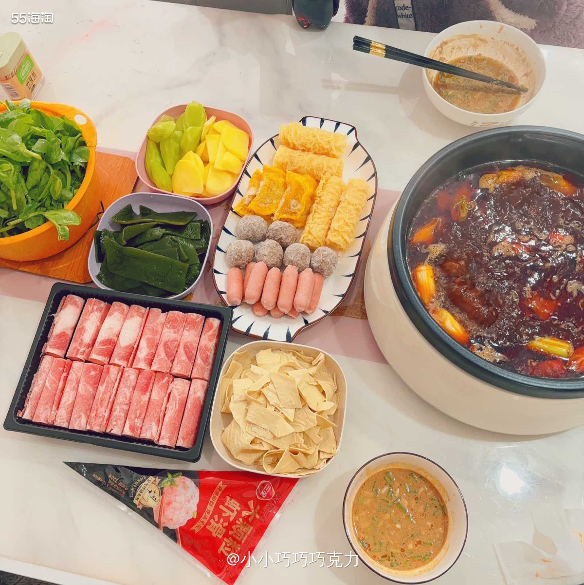 感觉好久没吃火锅了，所以上周六我们在家里涮火锅啦，正好天气冷
