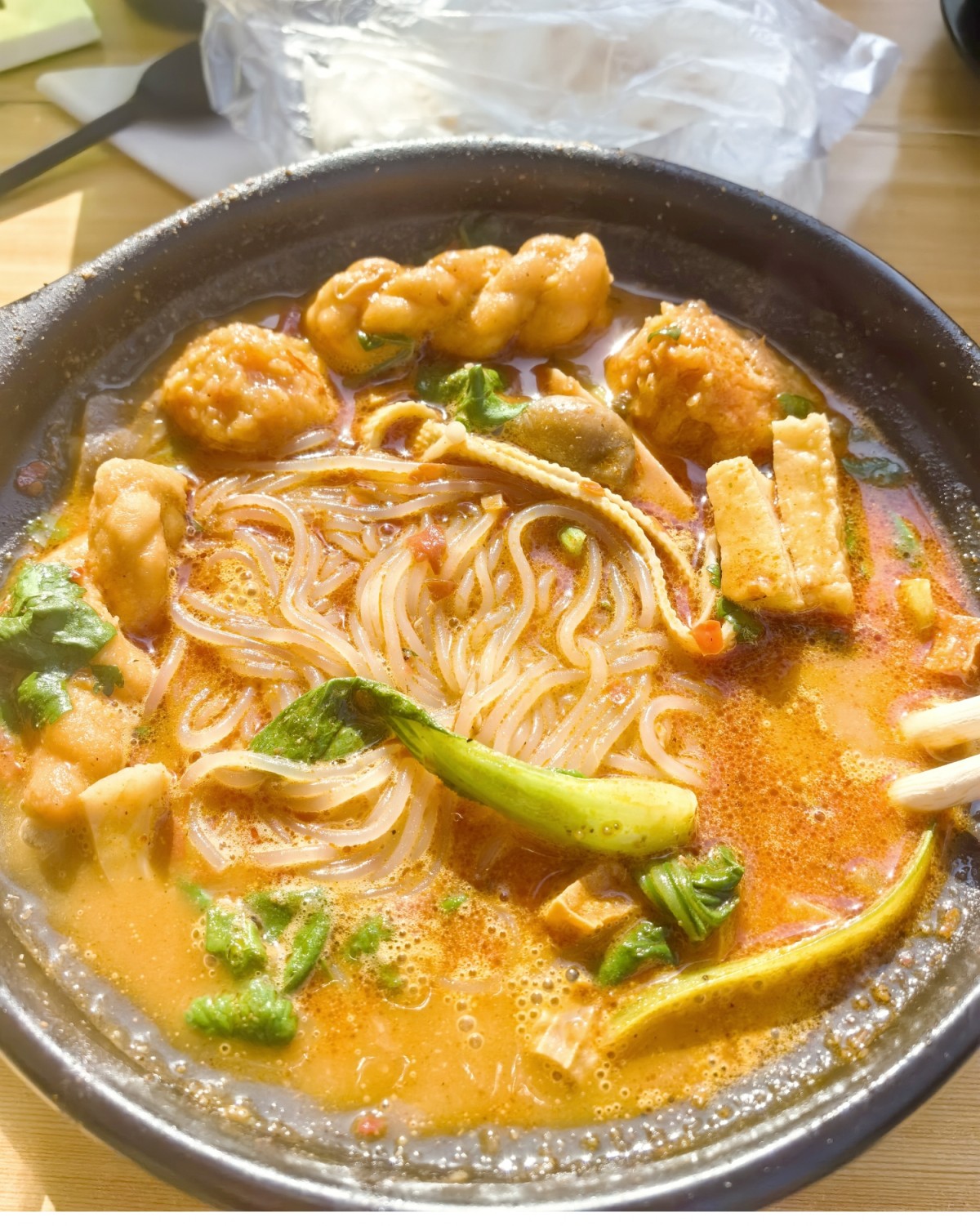 在陕西，有一种美食，它以独特的烹饪方式和丰富的口感，吸引了无