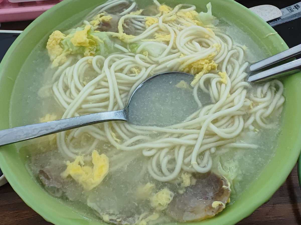 今日份的午餐是自己随便糊弄一下的煮面条，毫无技术含量的！味道