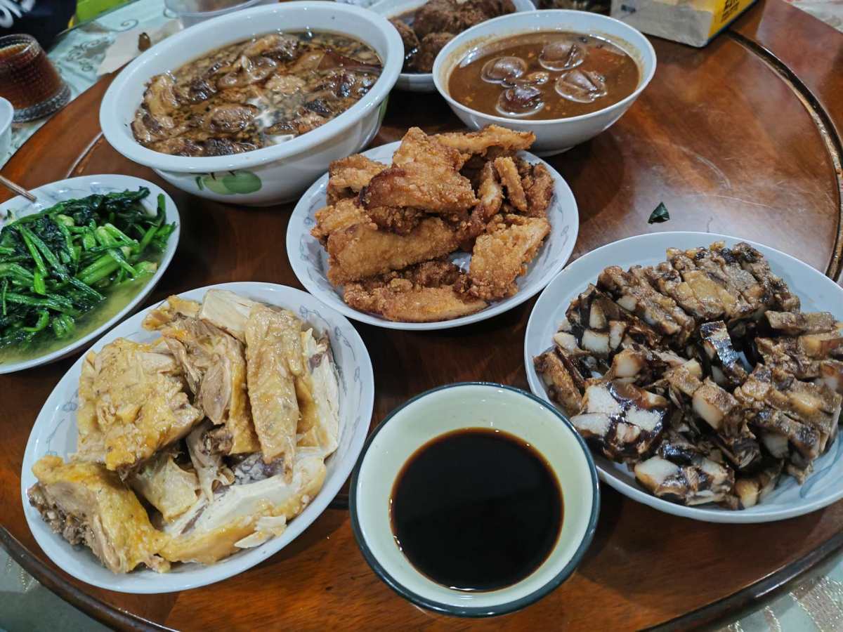 最近家庭晚餐的菜感觉是越来越多了，而且几乎要看不到蔬菜了！ 