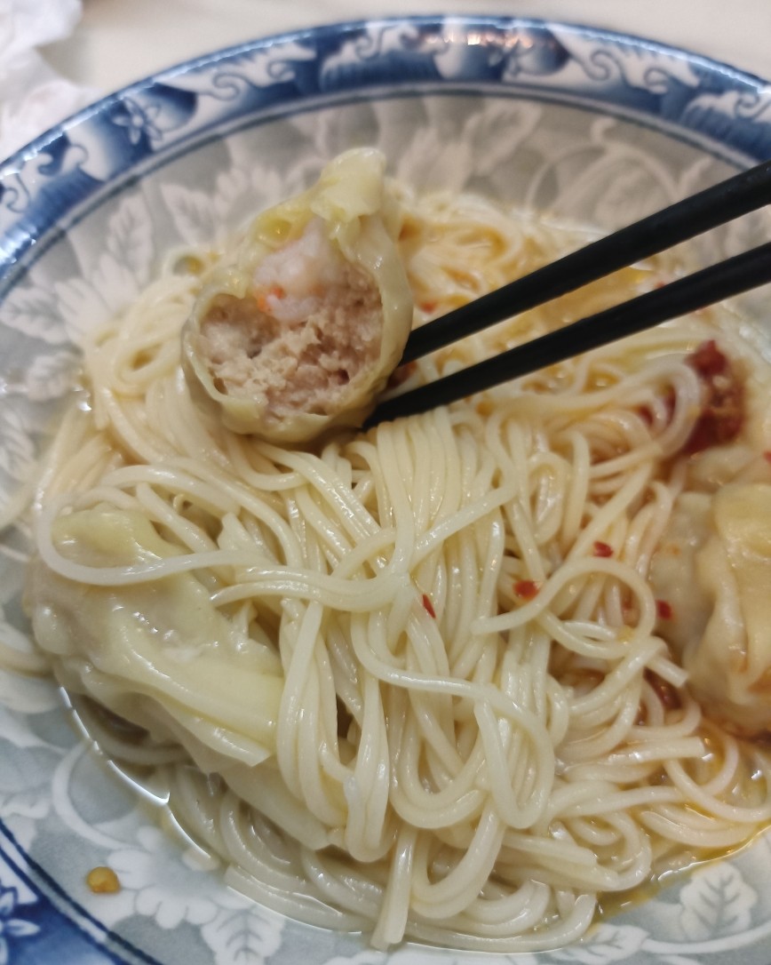 鲜虾肉云吞是我在经常吃饭的地方买的，就打算自己回来煮个云吞面