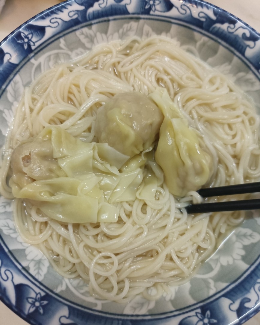 鲜虾肉云吞是我在经常吃饭的地方买的，就打算自己回来煮个云吞面